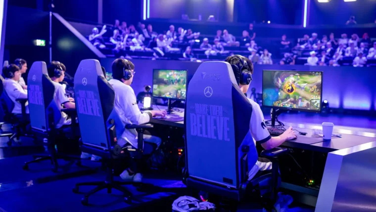 foto de jogadores de LoL (League of Legends) no palco do Mundial