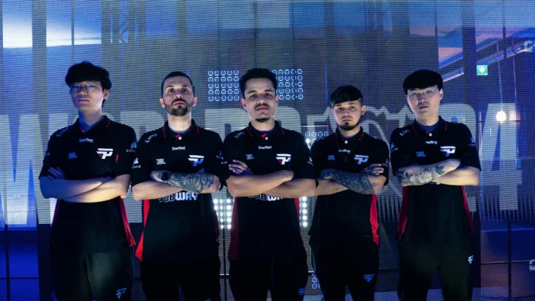 jogadores da paiN Gaming posando para foto no Mundial de LoL