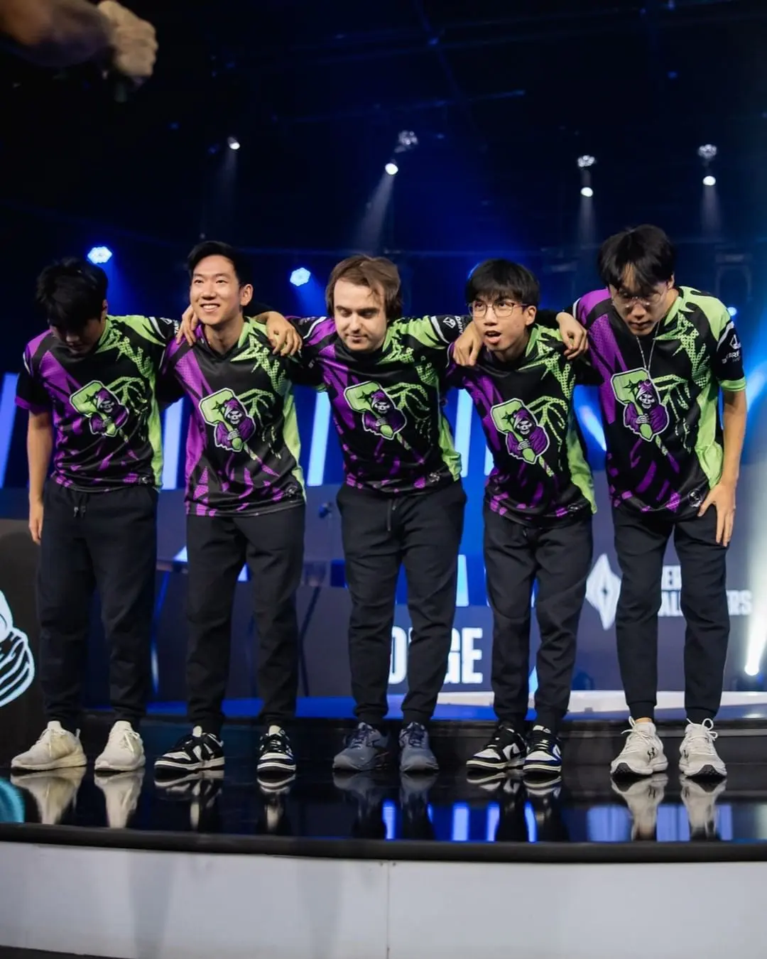 Libertadores LoL: Jogadores da FXS protagonizam cena inusitada no palco 1 jogadores agradecendo após partida da Libertadores do LoL