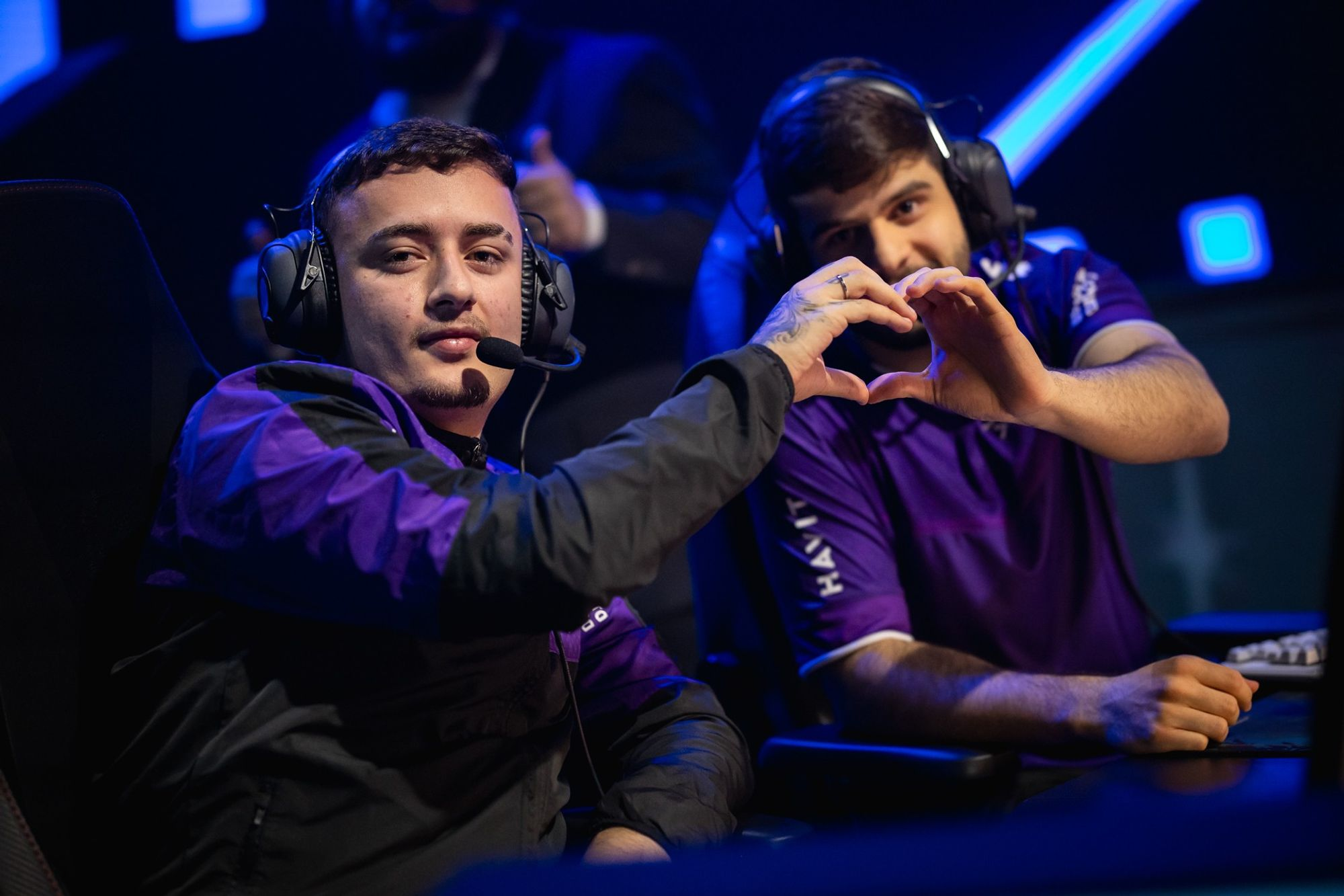 jogadores de LoL da VKS posando para a foto