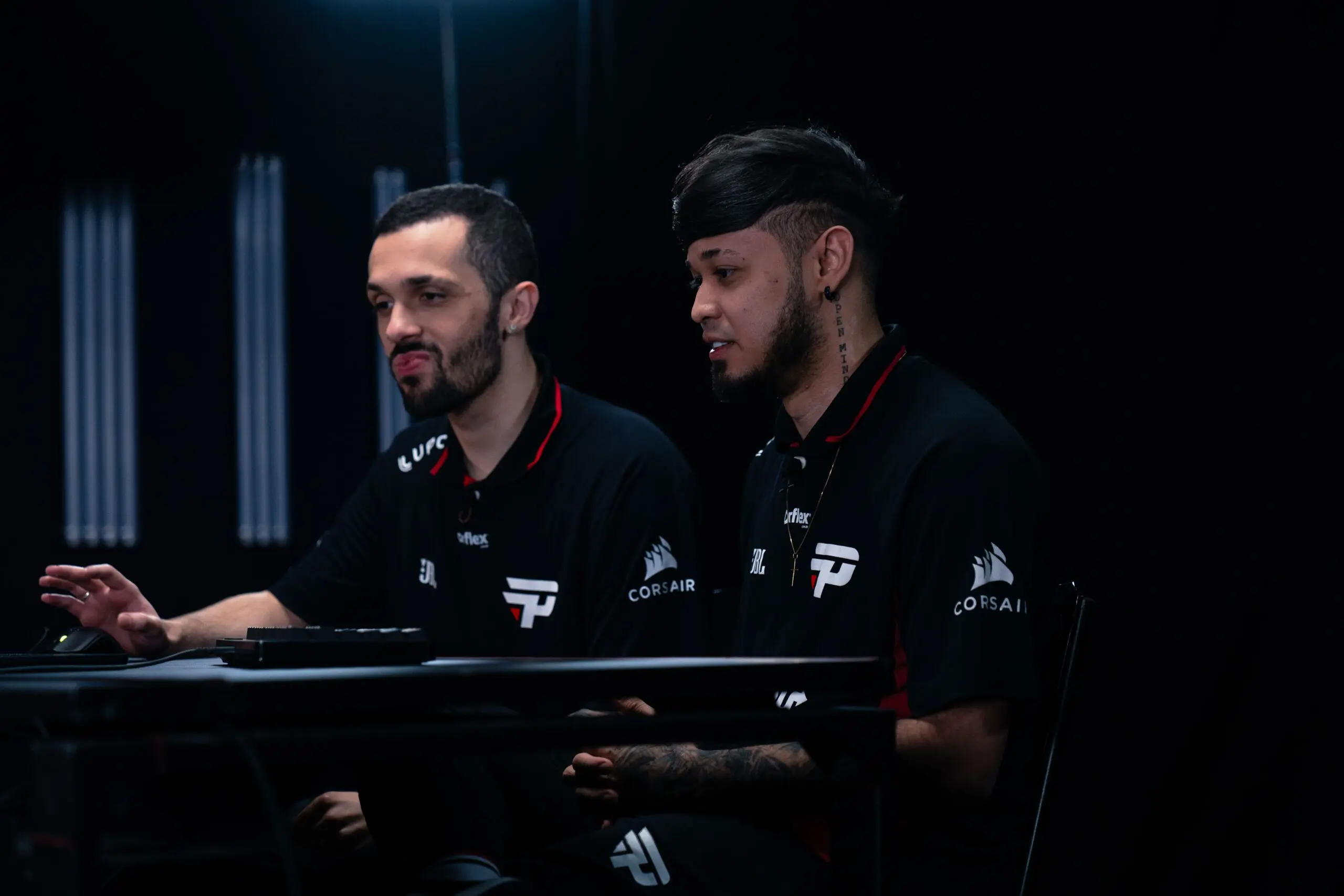 Mundial LoL: paiN Gaming enfrentará a maior lenda da modalidade na segunda fase 1 jogadores dyNquedo e TitaN sentados em uma sala escura