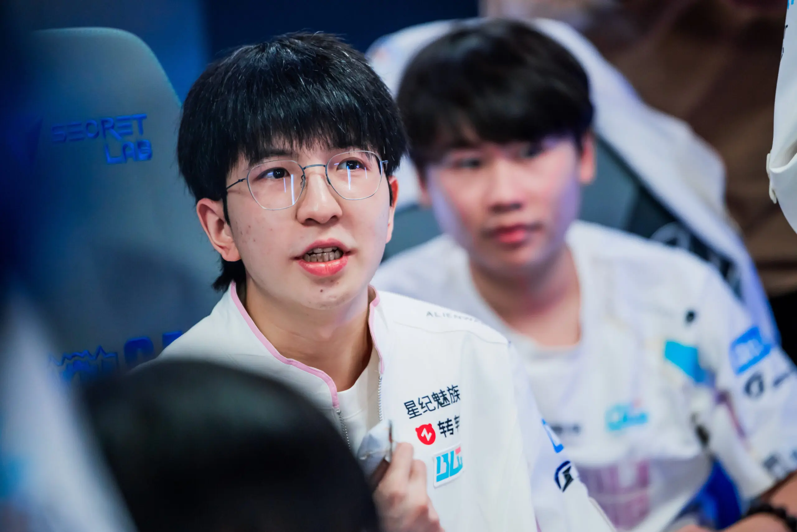 Mundial LoL: BLG Elk acha que o fearless draft "pode aparecer em campeonatos internacionais" 1 Elk da BLG no stage do Mundial de LoL