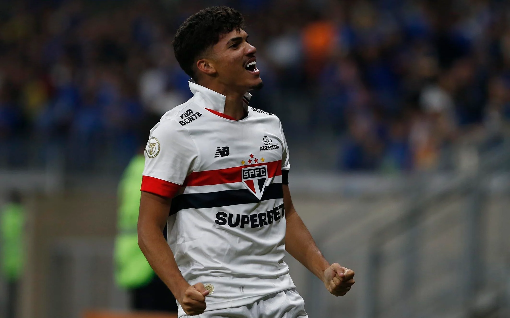 FF: Jogador profissional de futebol comemora título da NOISE