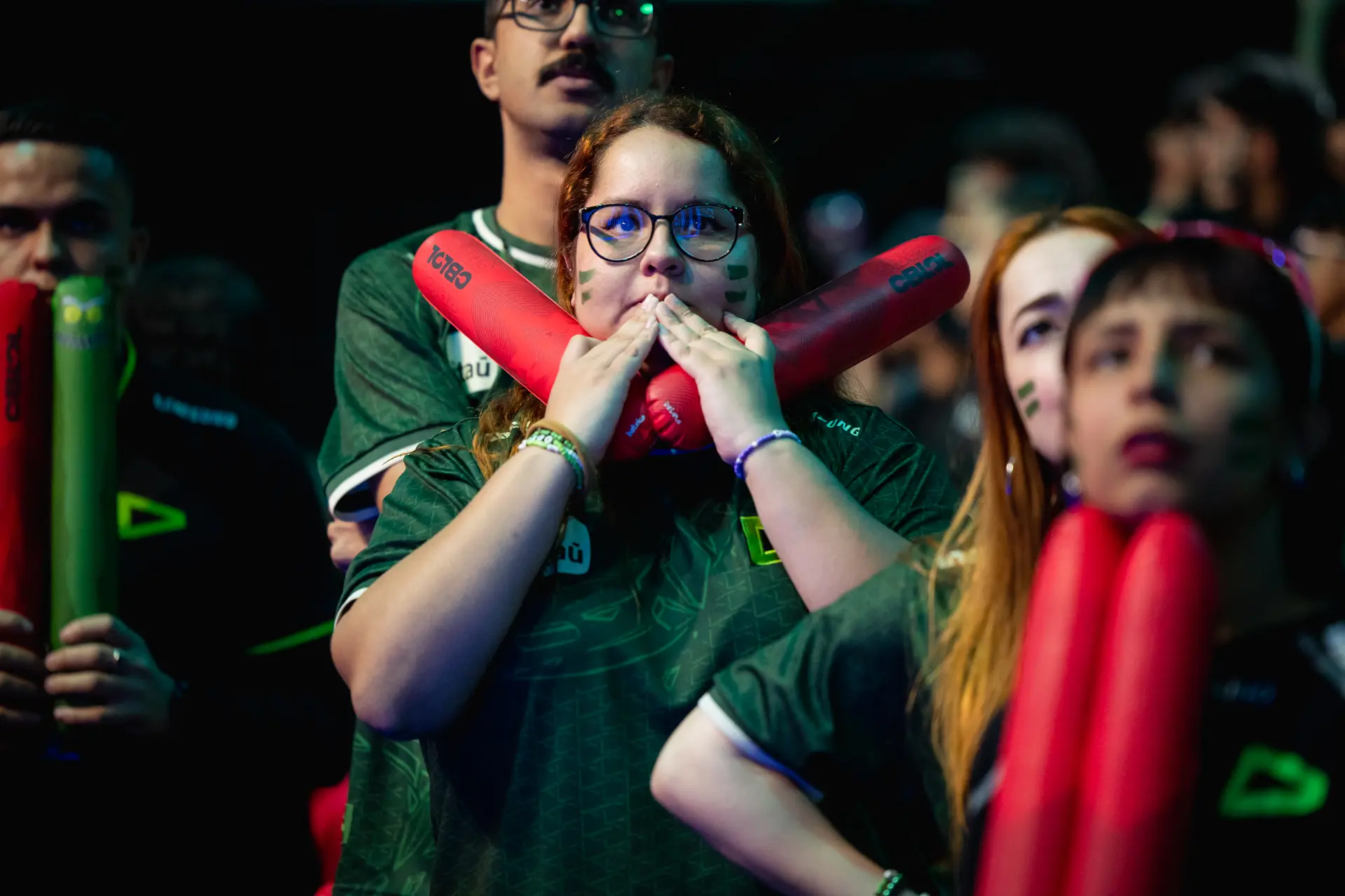 torcedora angustiada no CBLOL, torneio de LoL