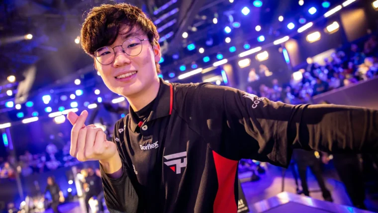 top laner da paiN Gaming Wizer posando para foto no palco do Mundial de LoL