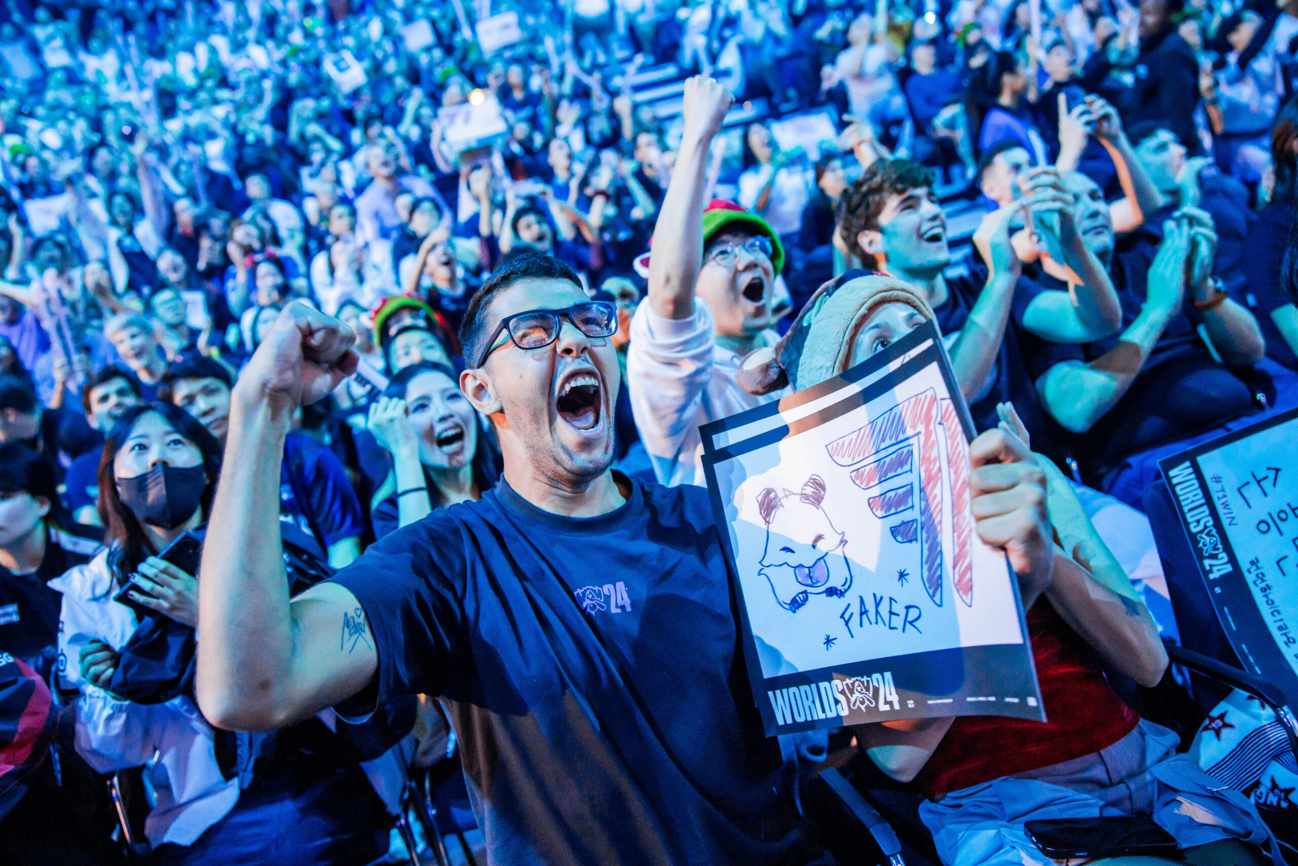 Mundial LoL: Artistas que estarão na cerimônia de abertura são anunciados 1 torcedores na arquibancada do mundial de LoL 2024