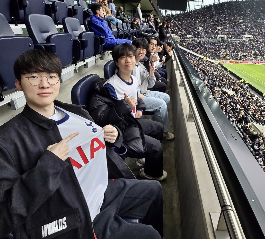 LoL: Jogadores da T1 assistem jogo do Tottenham em Londres após pentacampeonato 1 LoL: Jogadores da T1 assistem jogo do Tottenham em Londres após pentacampeonato