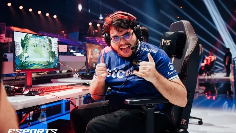 Jogador Miguel Arkjow posando para foto no EWC de TFT