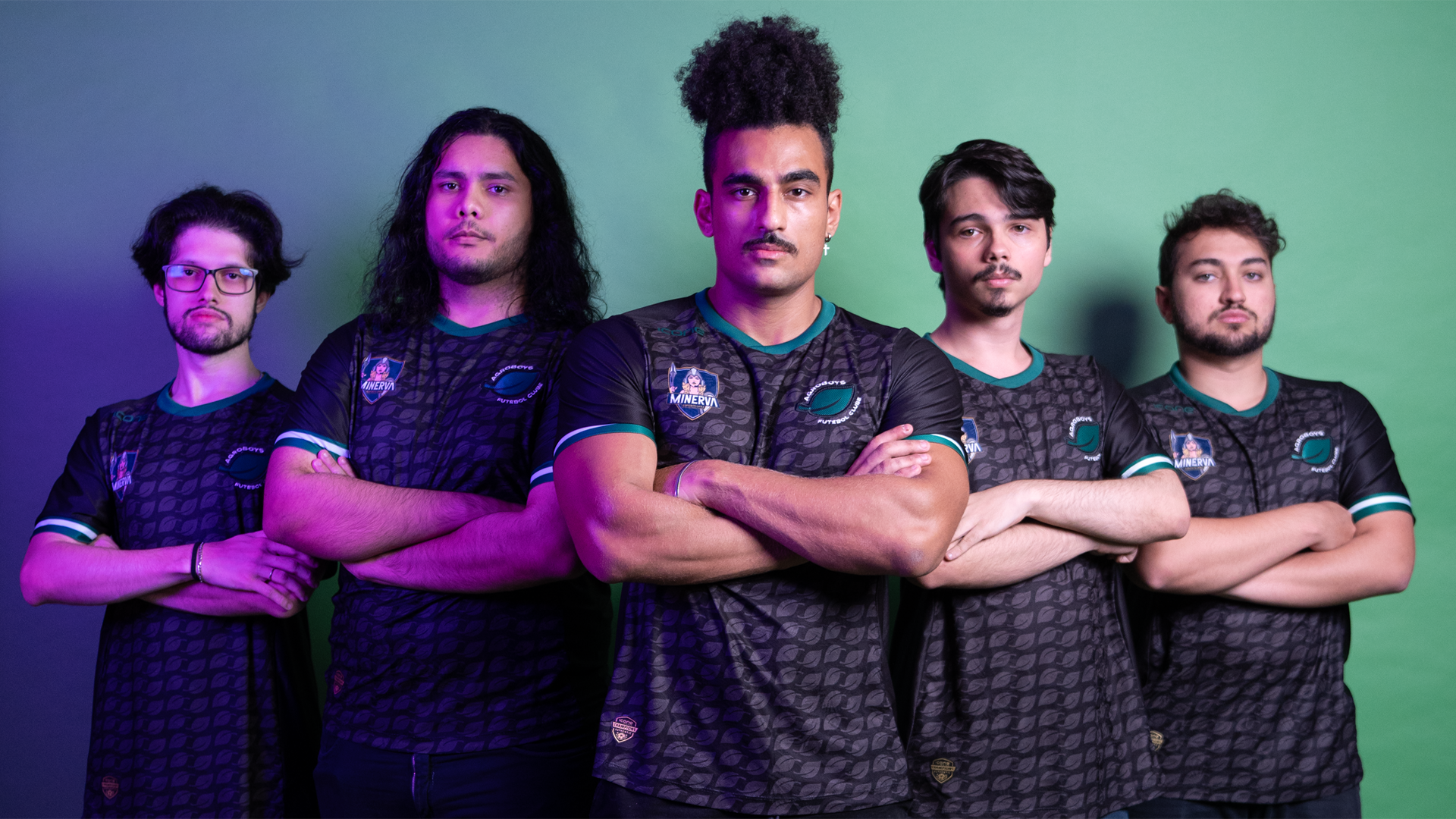 eSports: "É algo sensacional" jogar nos estúdios da Riot Games, conta jogador universitário 1 time universitário Minerva posando para foto