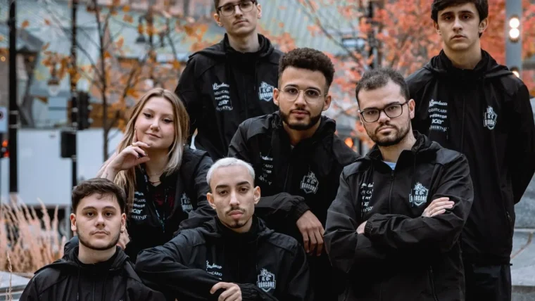 time de R6 da Black Dragons posando para foto