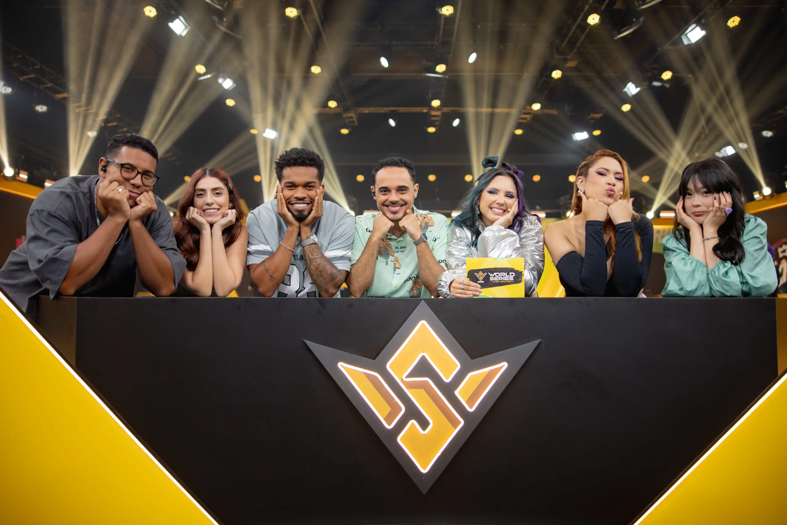 FFWS: Brasil assume liderança na tabela geral do dia 2 1 casters da FFWS posam para foto no palco