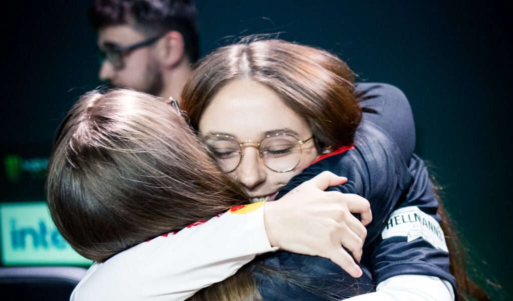 integrantes do time de CS2 inclusivo da FURIA se abraçando