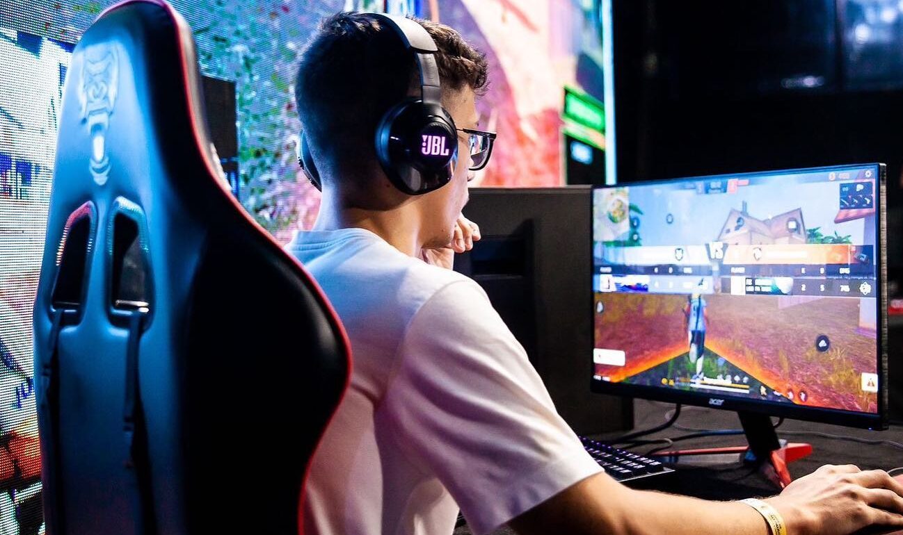 FF: Jogador profissional é afastado de time após acusação grave de esposa 1 jogador profissional Sacola jogando Free Fire Emulador