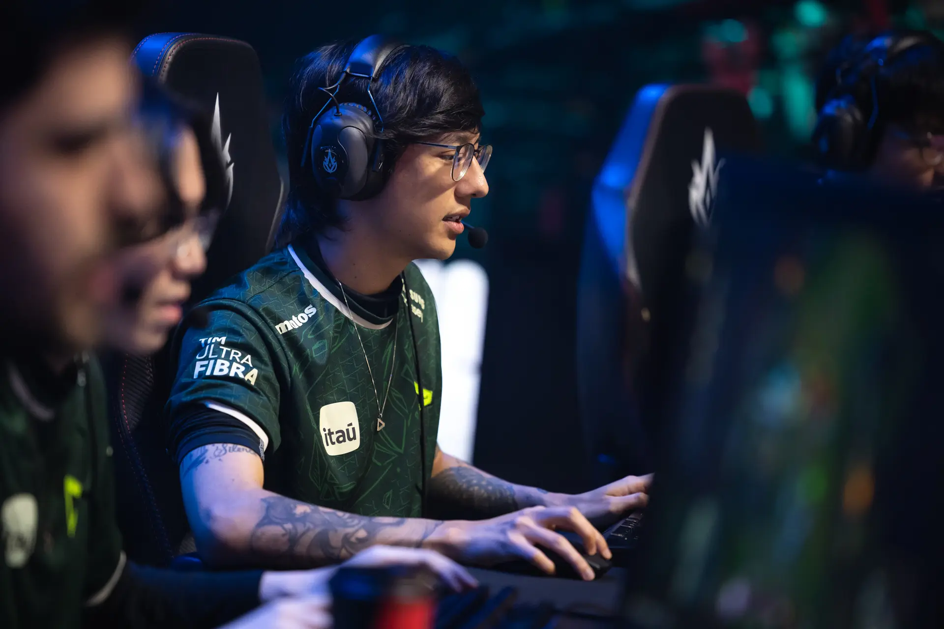 jogador Tinowns no palco do CBLOL
