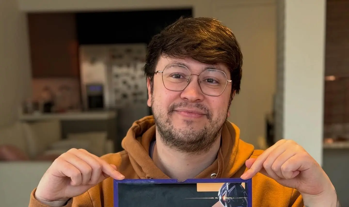 ex-caster Tixinha posa para foto