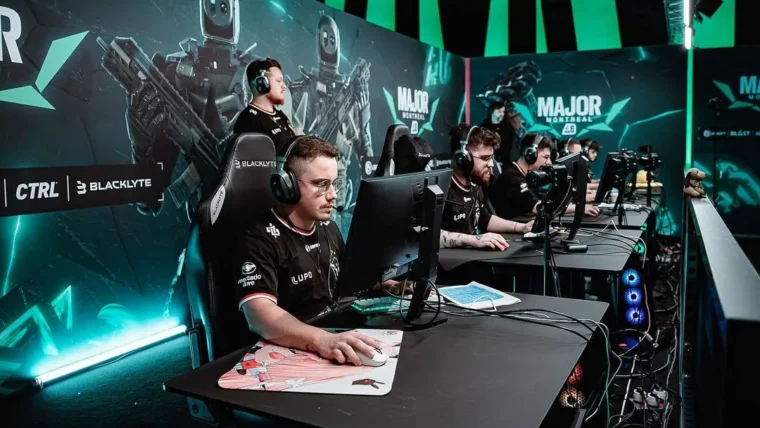 jogadores da W7M no palco do R6 Major Montreal