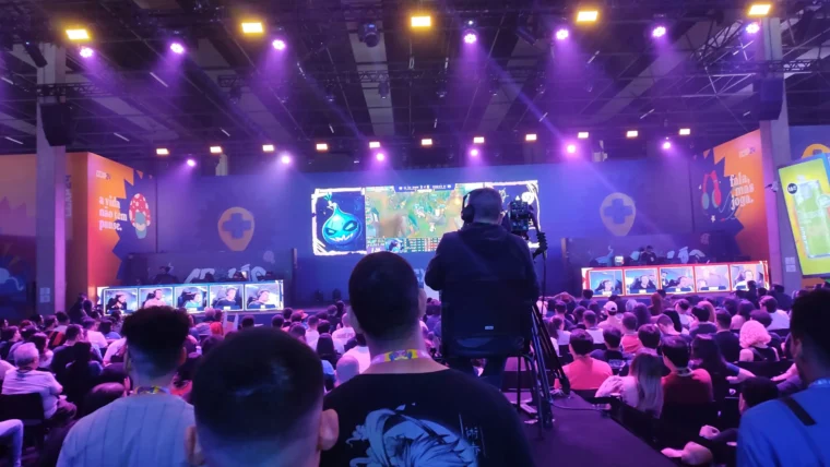 público companhando partidas de LoL do CBOLÃO na CCXP