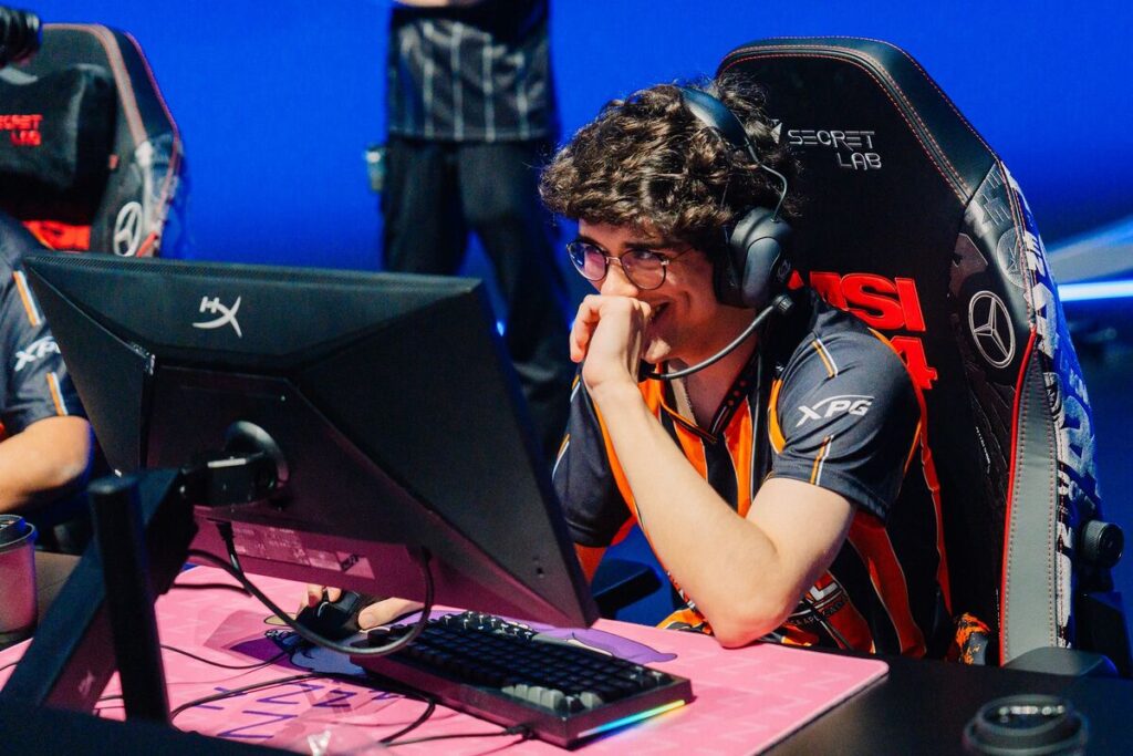 jogador de LoL em palco