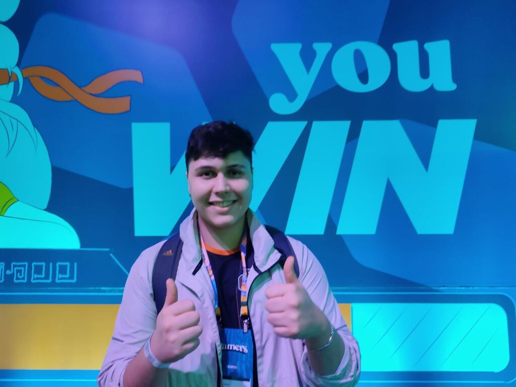 jogador de LoL, Brance posando para foto no CBOLÃO na CCXP