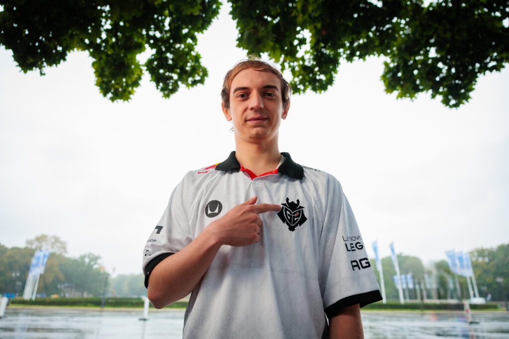 jogador de LoL pela G2, Caps, posando para foto no Worlds