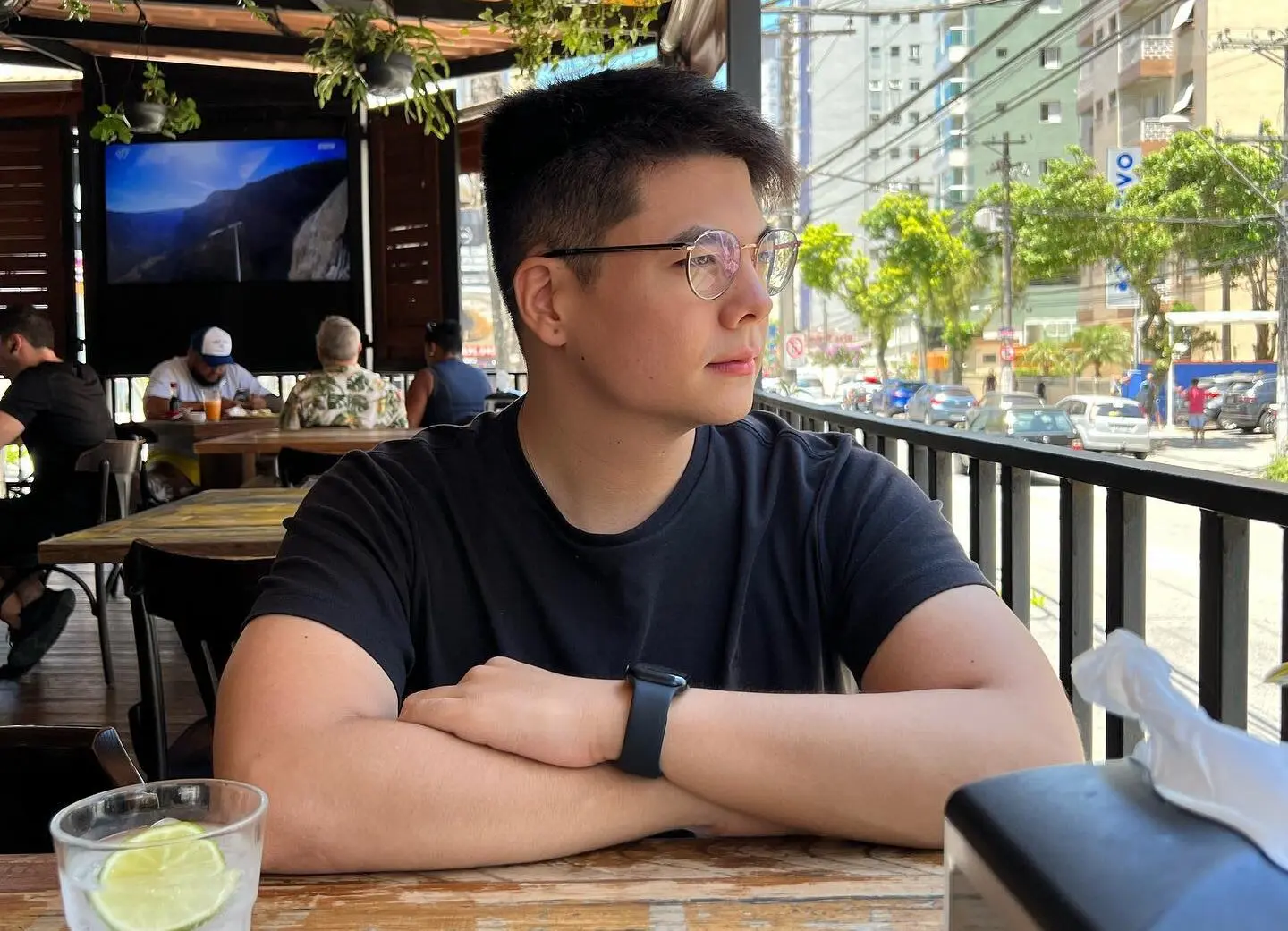 ex-jogador de LoL, esA posando para foto