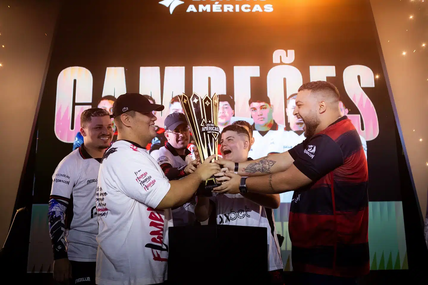 equipe do Flamengo levantando o troféu do Lidoma Challenge de Free Fire