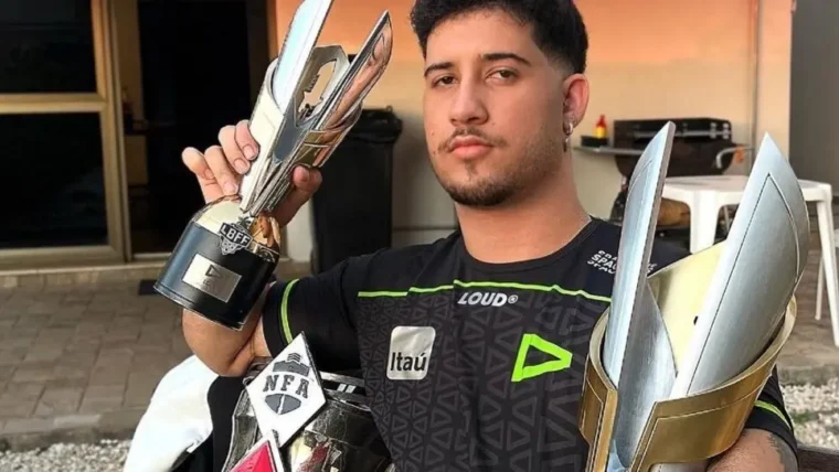 treinador de Free Fire posando para foto