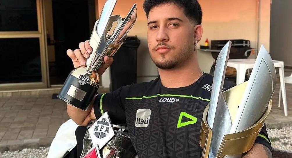 treinador de Free Fire posando para foto