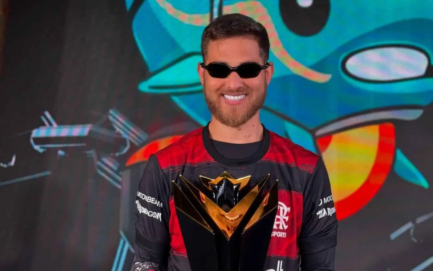 coach LP7 posando para foto com troféu da Lidoma de FF - Bonde do mengão sem freio