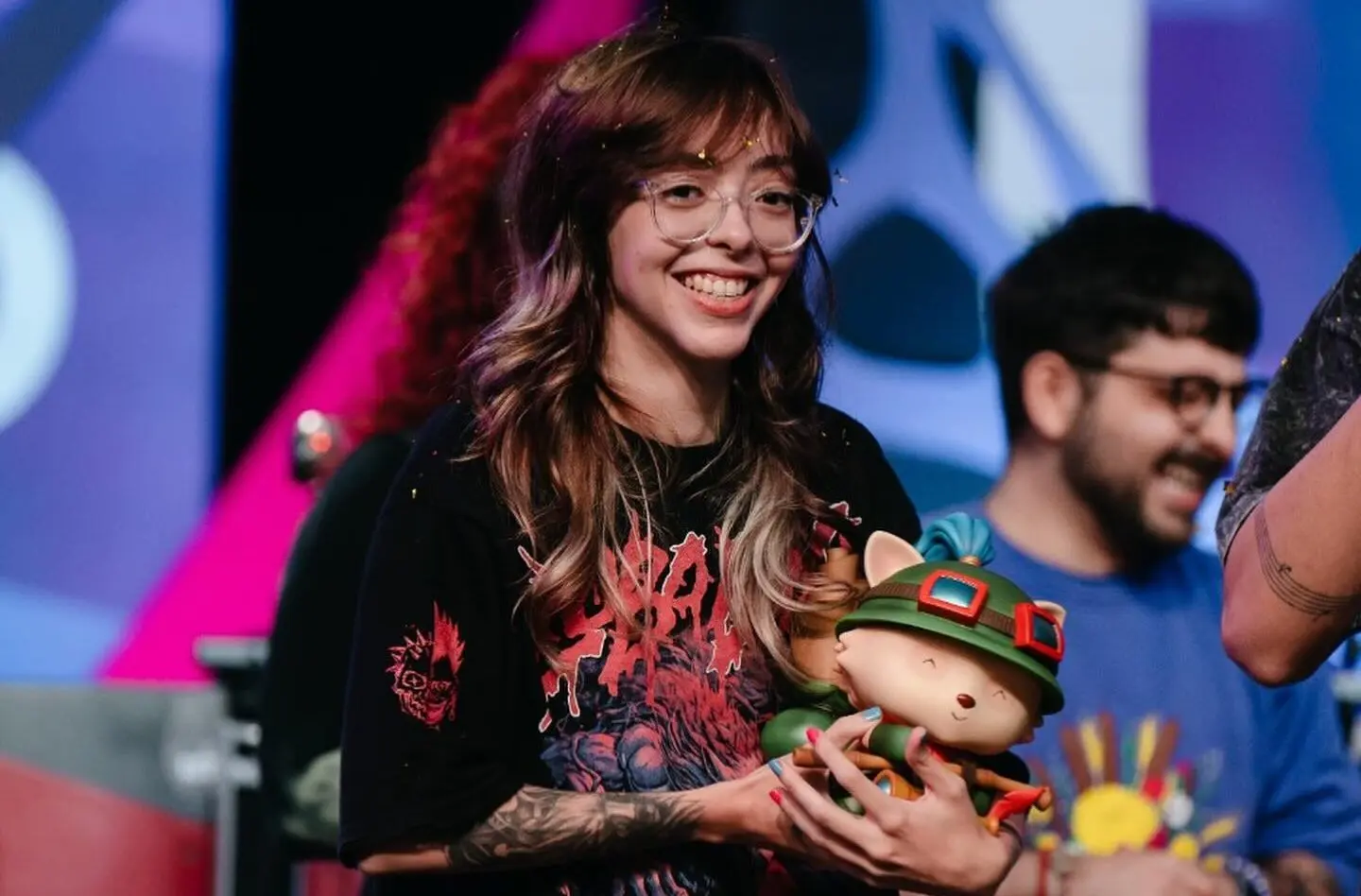 streamer de LoL recebe troféu