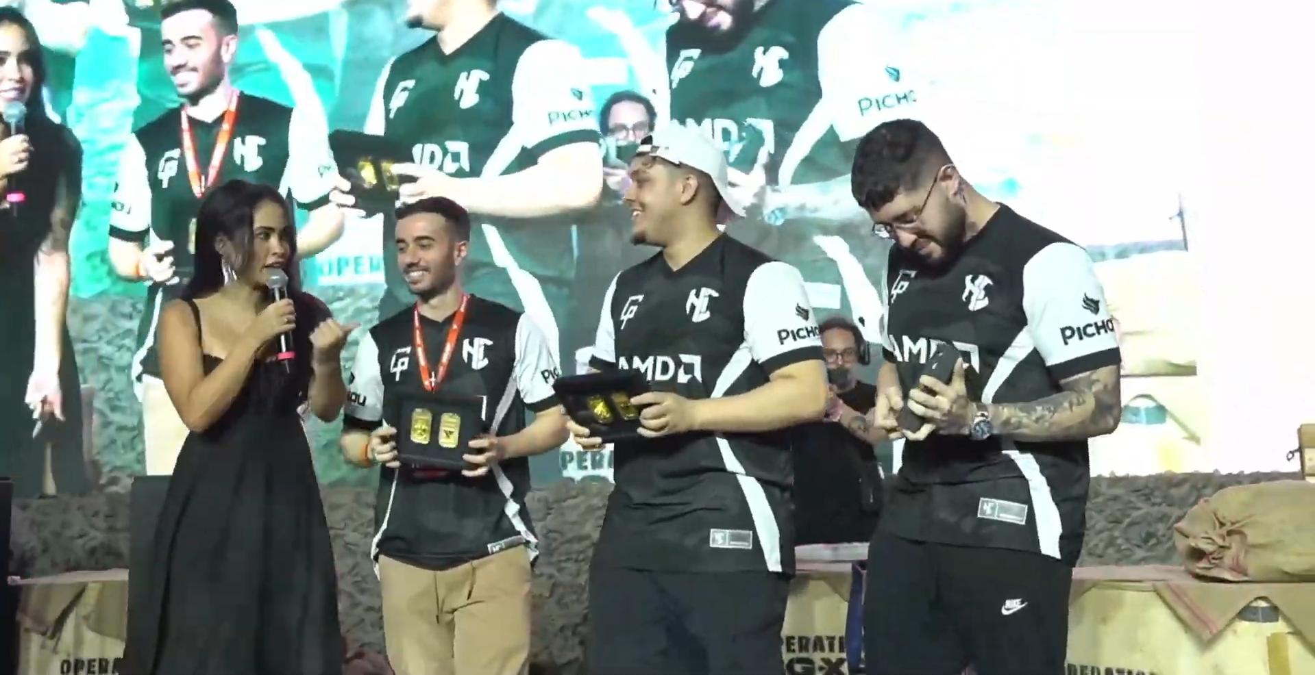 jogadores de Call of Duty recebendo troféu do BGXP