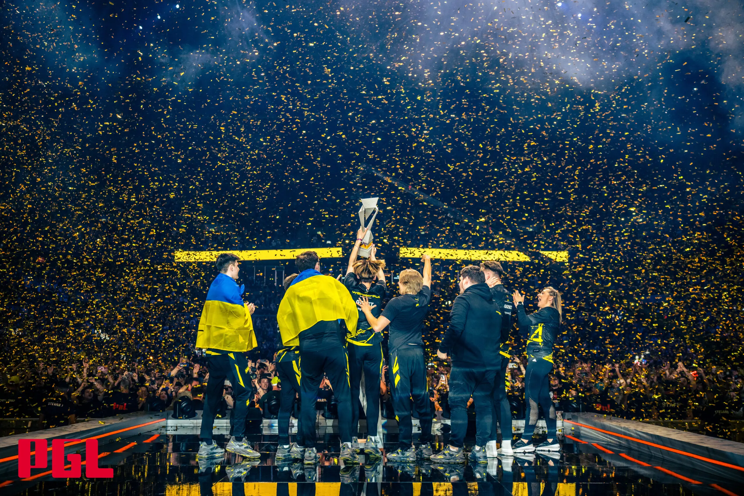jogadores da Natus Vincere levantando troféu do Major Copenhagen de CS2