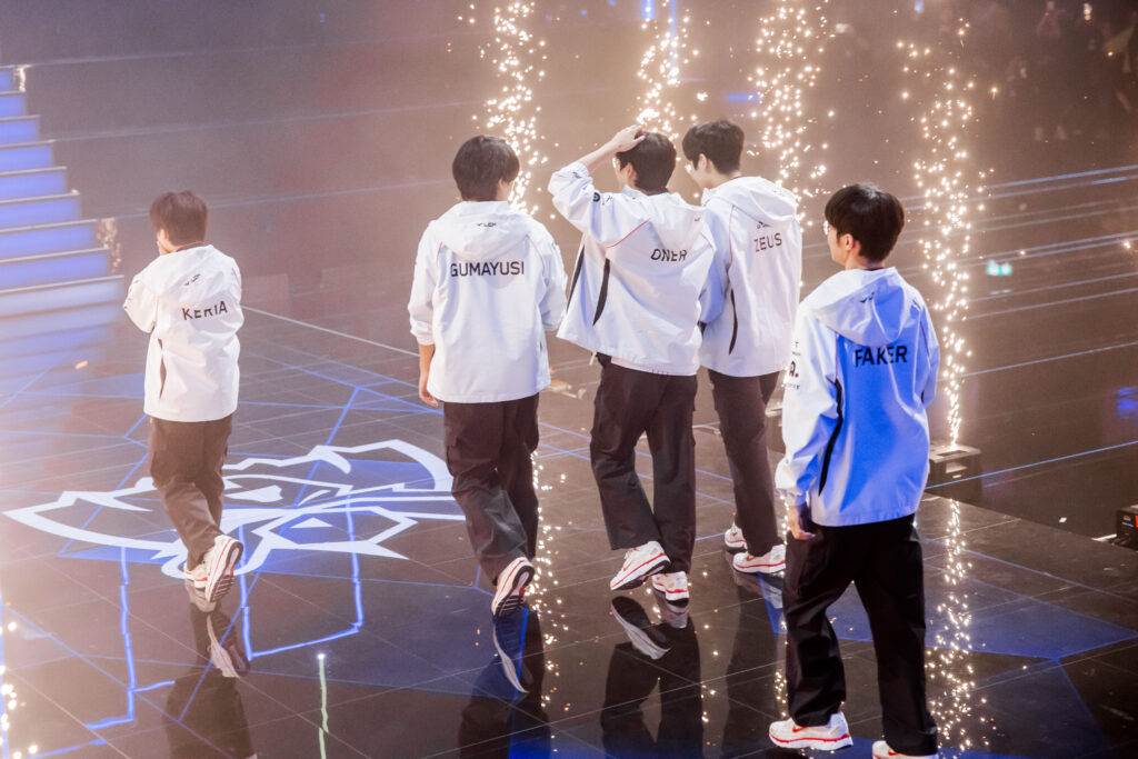 jogadores de LoL da T1 indo receber a taça do Worlds 2024