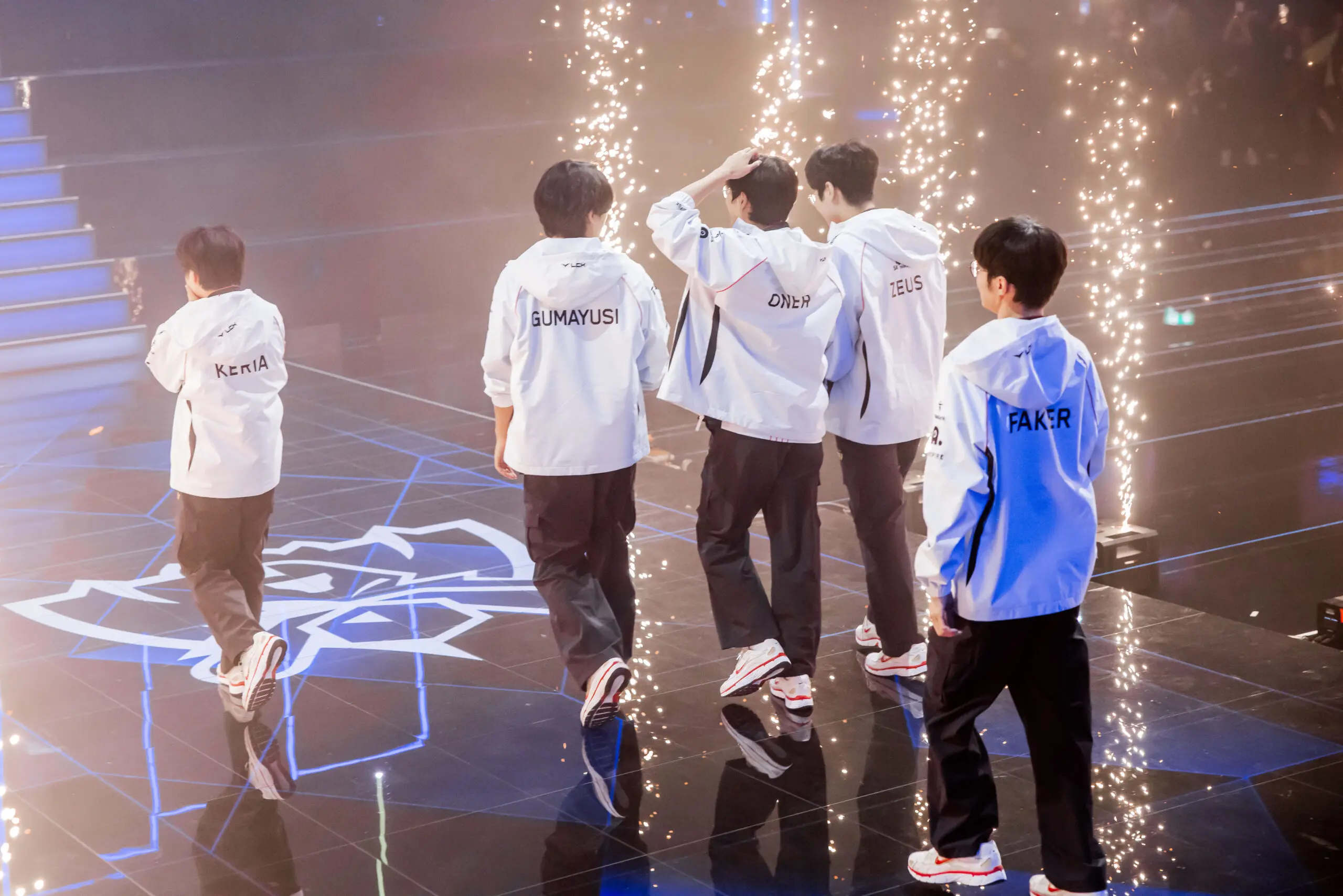 jogadores de LoL da T1 indo receber a taça do Worlds 2024