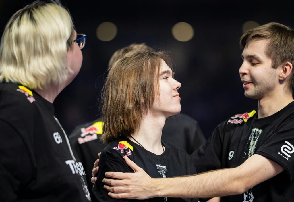 jogadores da Team Spirit comemorando após conquista de título de CS2
