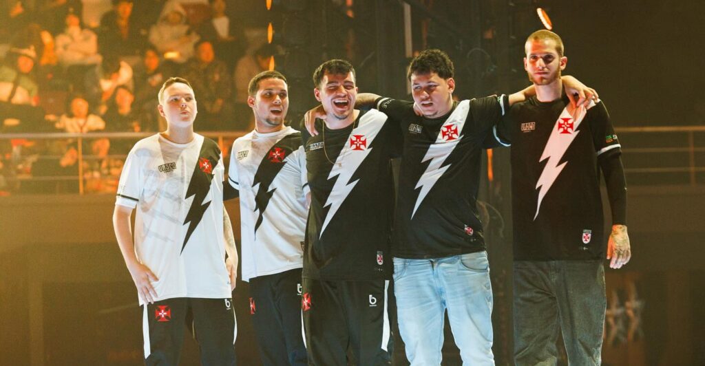 equipe de Crossfire do Vasco eSports posando para foto