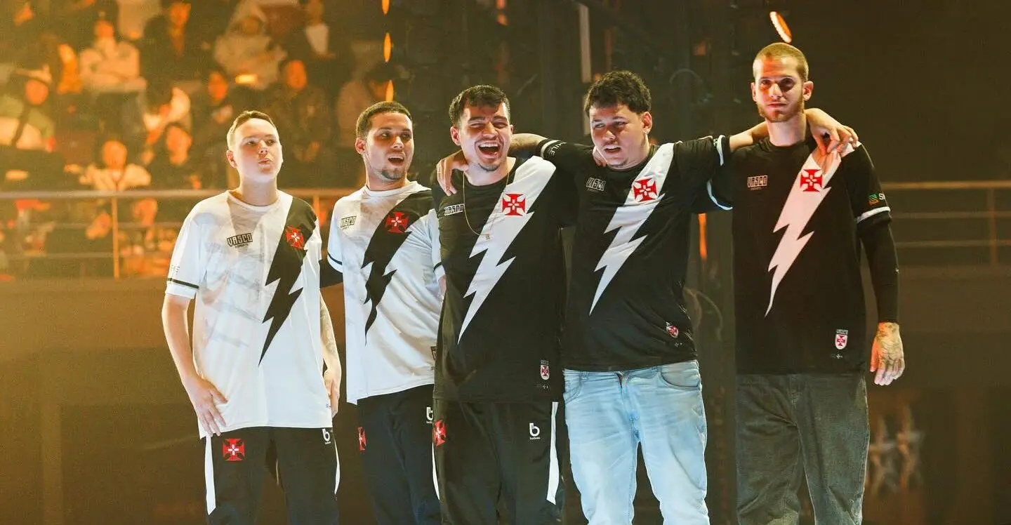 equipe de Crossfire do Vasco eSports posando para foto