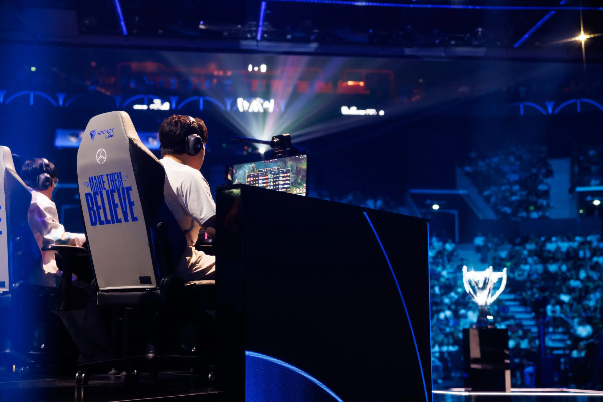 jogadores no palco do Worlds de LoL 2024