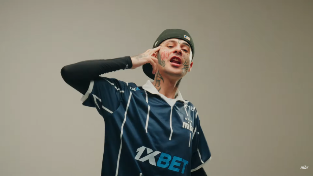 rapper Duzz no clipe de CONTRA TODOS feito em parceria com o MIBR