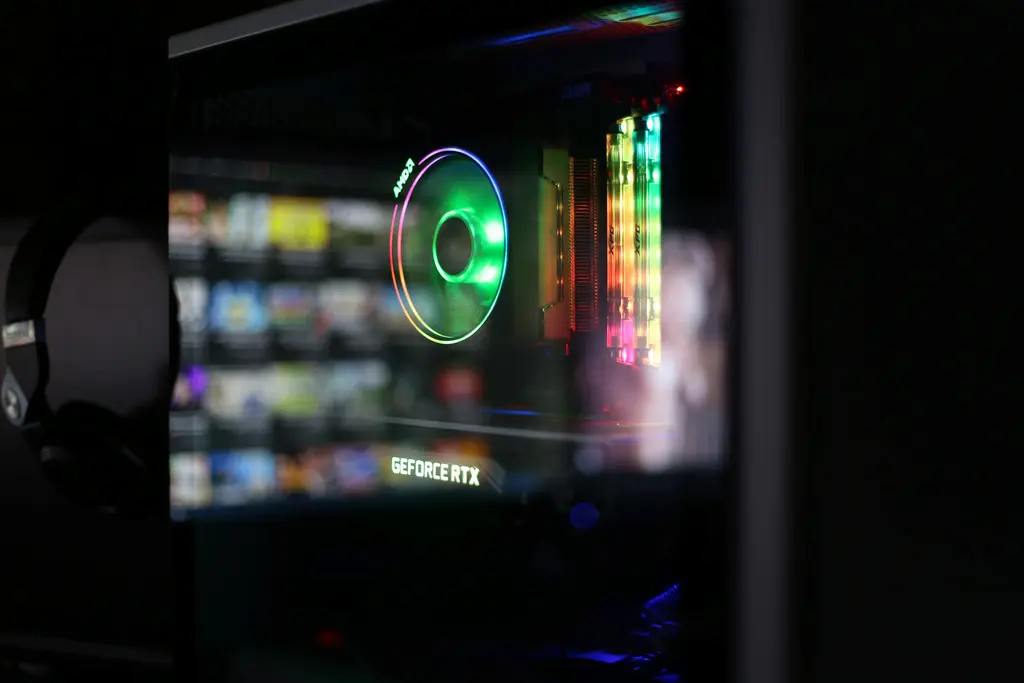 Melhores PC Gamers disponíveis em promoção na Pichau 1 Gabinete do melhor pc gamer mostrando as peças internas pela lateral em vidro.