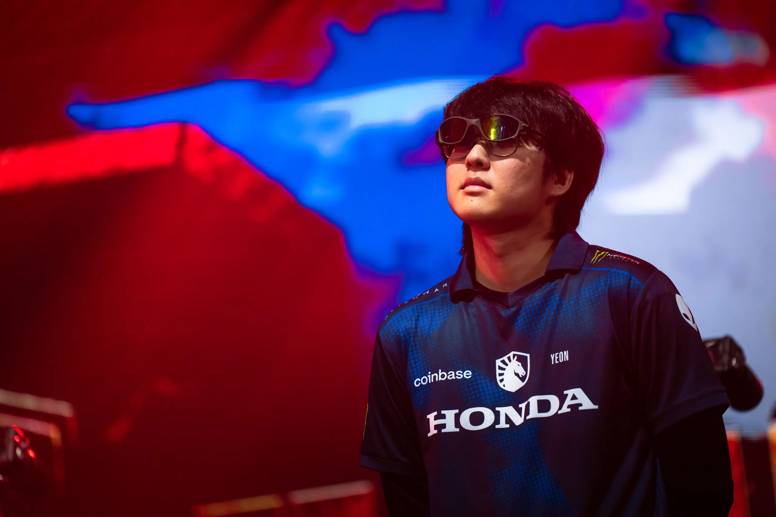 LoL: Jogador profissional enfrenta imprevisto maluco com óculos durante final da LTA