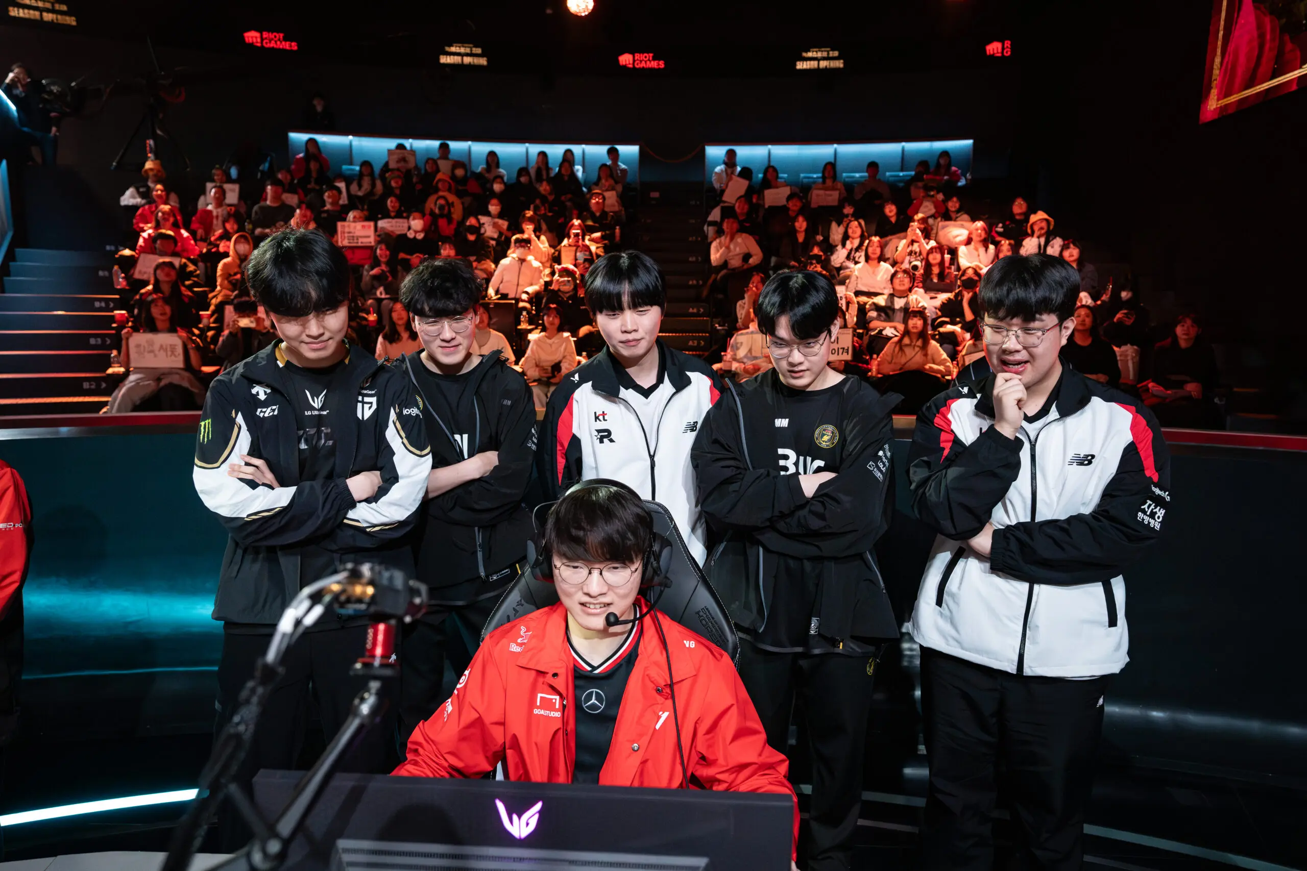 Jogadores que disputaram a LCK Cup observam Faker