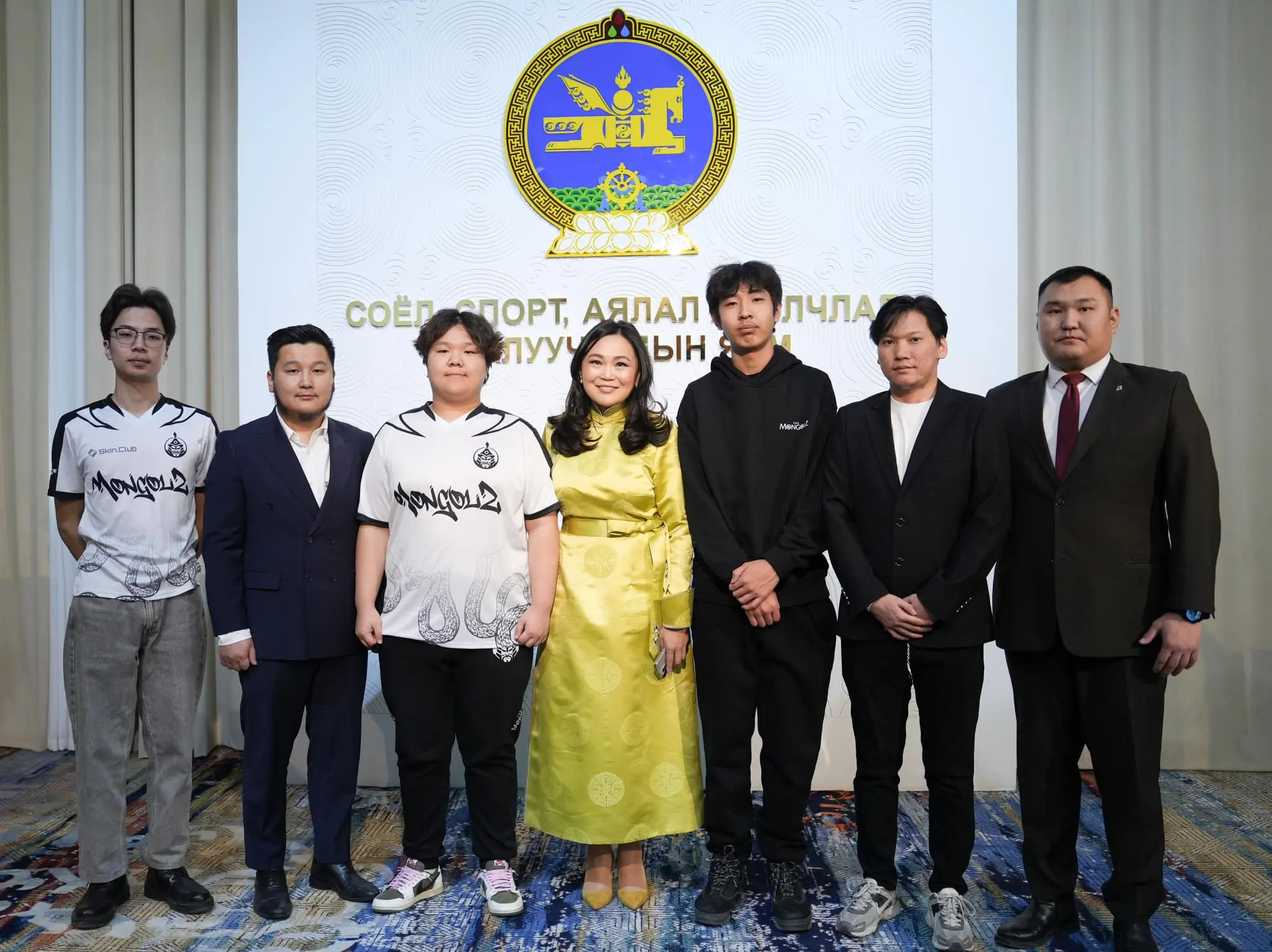 The MongolZ com ministra da cultura da Mongólia