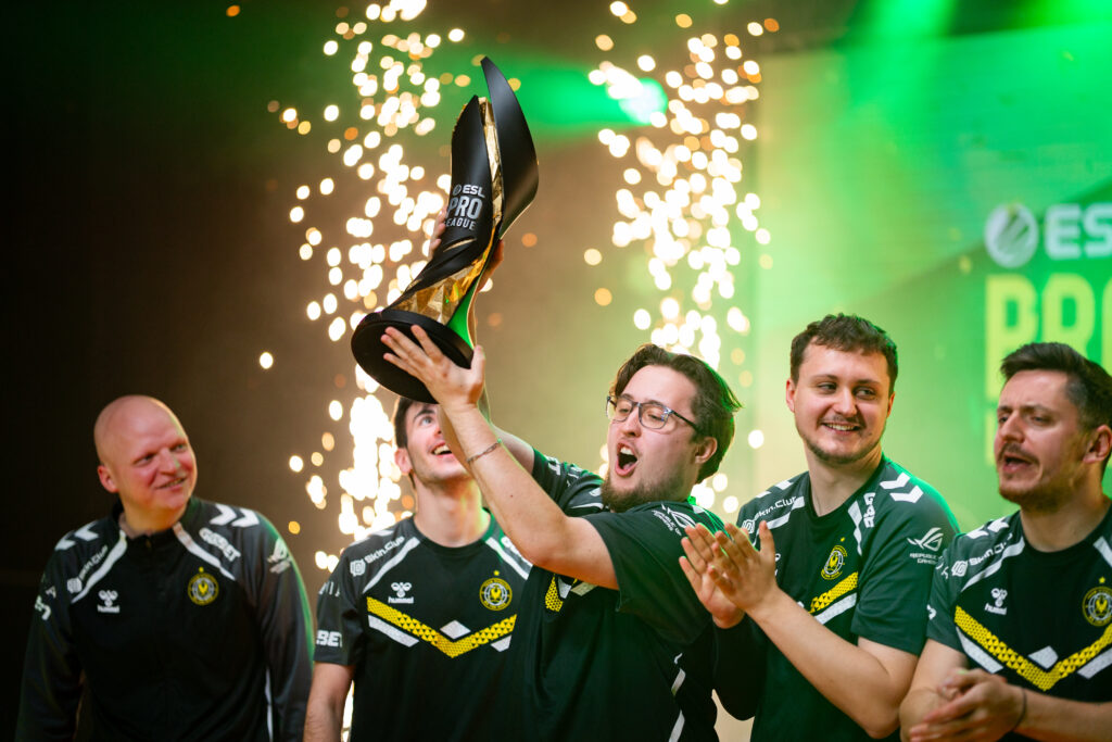 vitality comemorando o titulo da pro league season 21, torneio de counter-strike