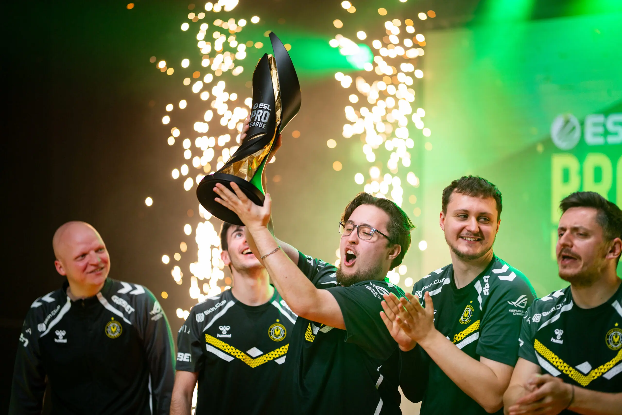 vitality comemorando o titulo da pro league season 21, torneio de counter-strike