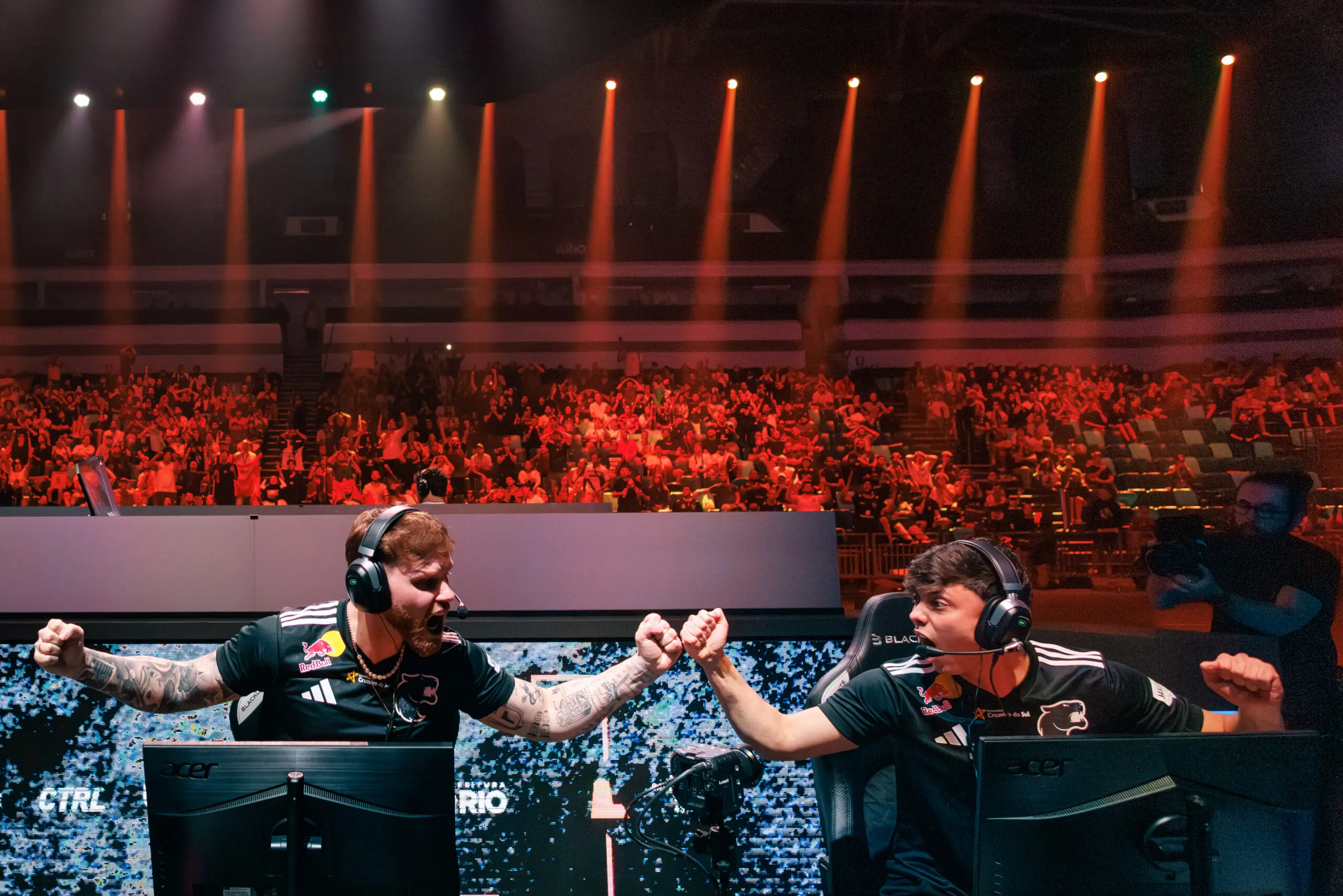 Jogadores da FURIA de Rainbow Six Siege comemorando vitória em um round
