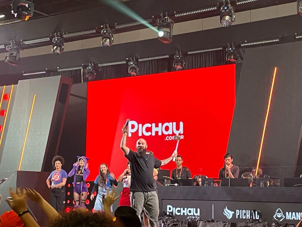 Careca da Pichau no palco da gamescom latam