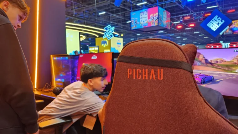 público jogando nos equipamentos da Pichau na gamescom latam