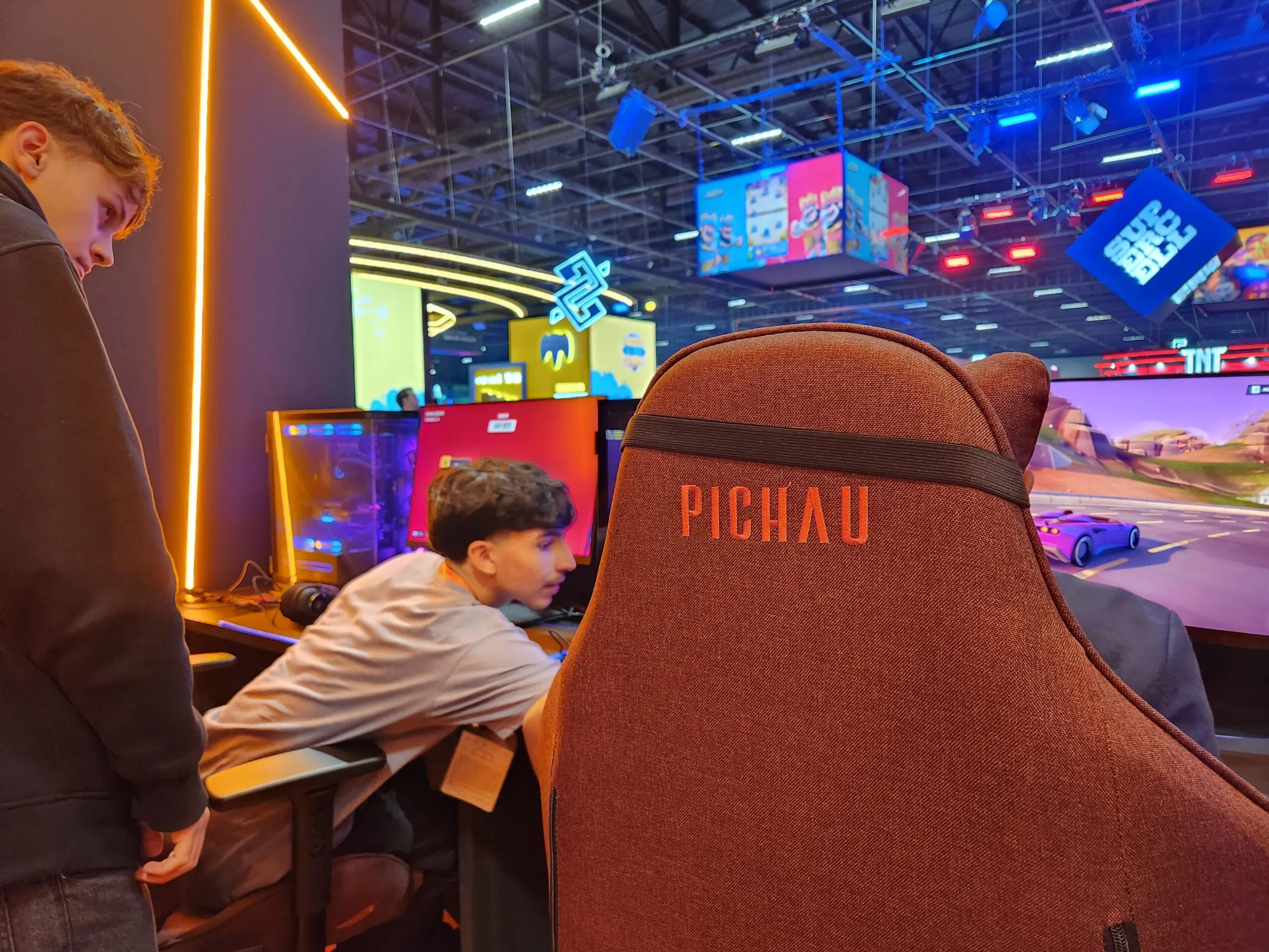 público jogando nos equipamentos da Pichau na gamescom latam