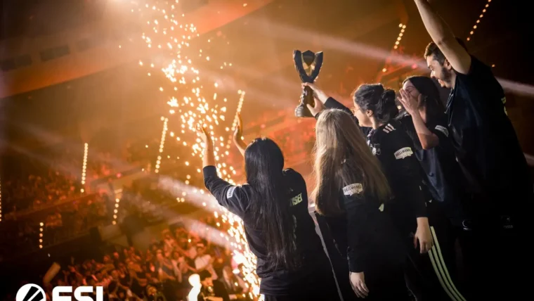 Time da FURIA com a taça do ESL Impact de CS2